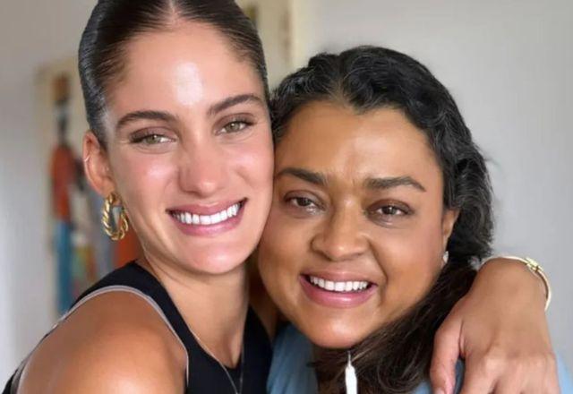 Laura Fernandez, ex-nora de Preta, abraça a cantora