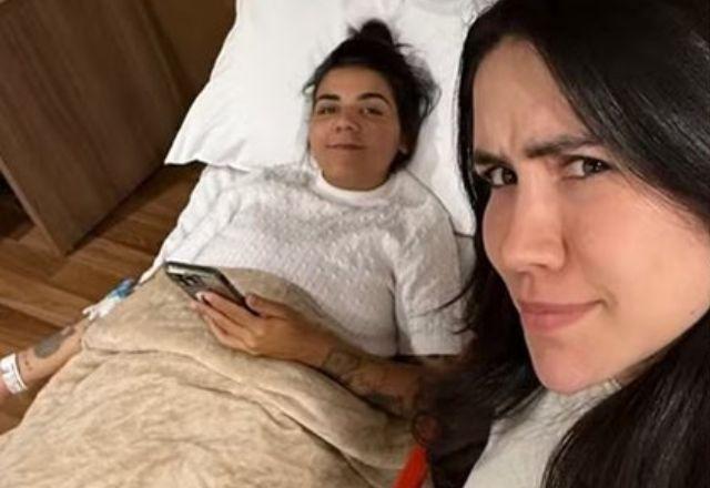 Yasmin Santos e namorada