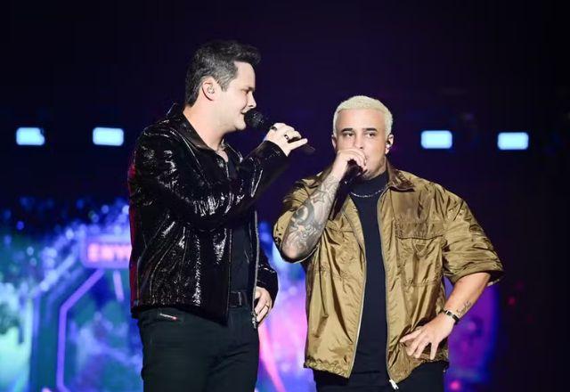Cantor Kauan leva tombo durante show e reage com bom humor: 'Vai virar meme'