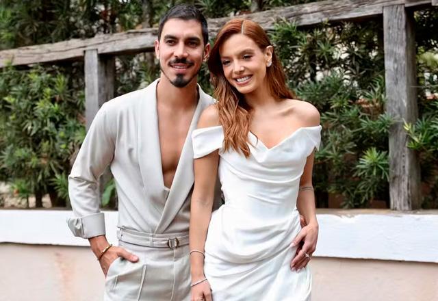 Giovanna Lancellotti e Gabriel David posam juntos para foto.