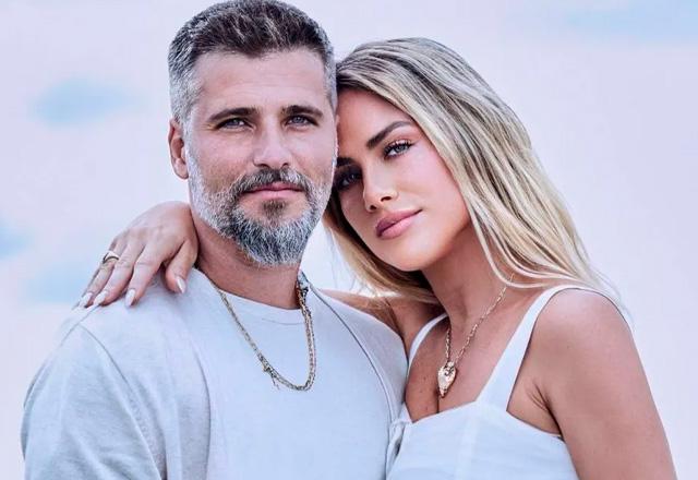 Giovanna Ewbank e Bruno Gagliasso posam juntos para foto.