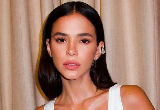Bruna Marquezine posa para foto.