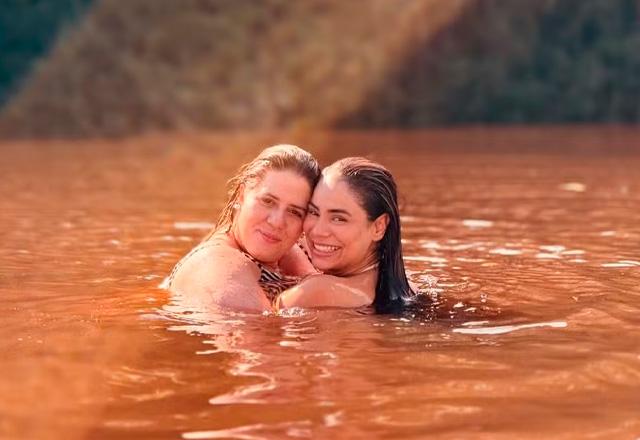 Tati Machado e Lexa posam juntos para foto.