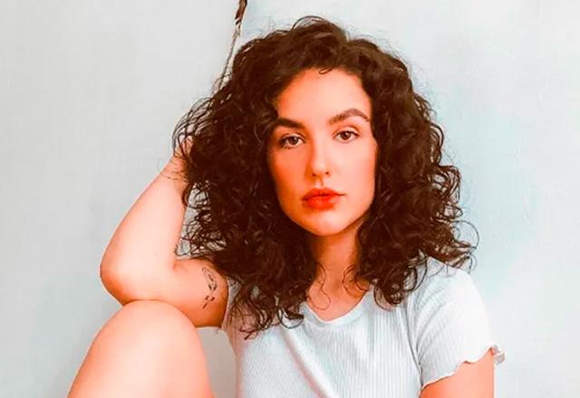 Kéfera posa para foto.