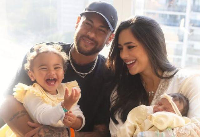 Jogador Neymar com suas filhas Mavie e Mel e sua esposa Bruna Biancardi posados em uma foto sorridentes