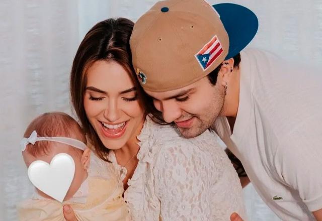 Jade Magalhães e Luan Santana posam juntos com a filha Serena.