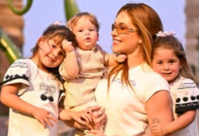 Virginia posa com filhas em passeio exótico