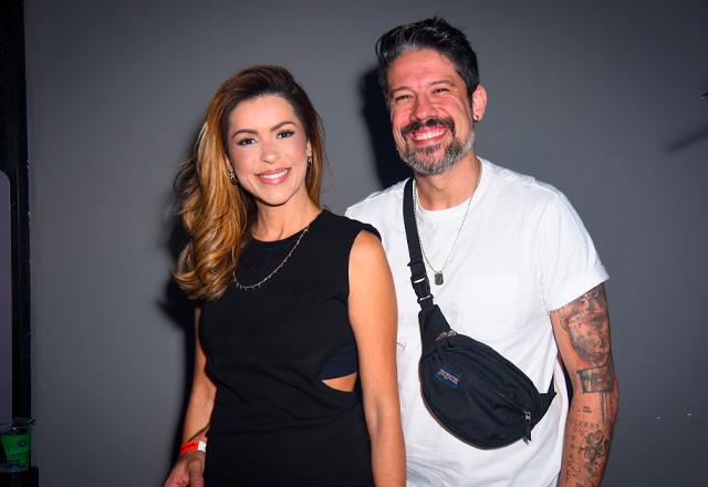 Phelipe Siani e Renata Gomes posam juntos para foto.