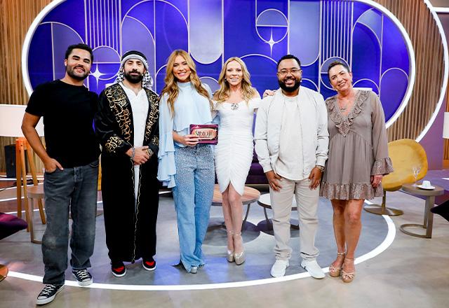Lucas Guedez, Kaysar, Virginia, Chrtisina Rocha, Dudu Nobre e Margareth Serrão posam juntos para foto.
