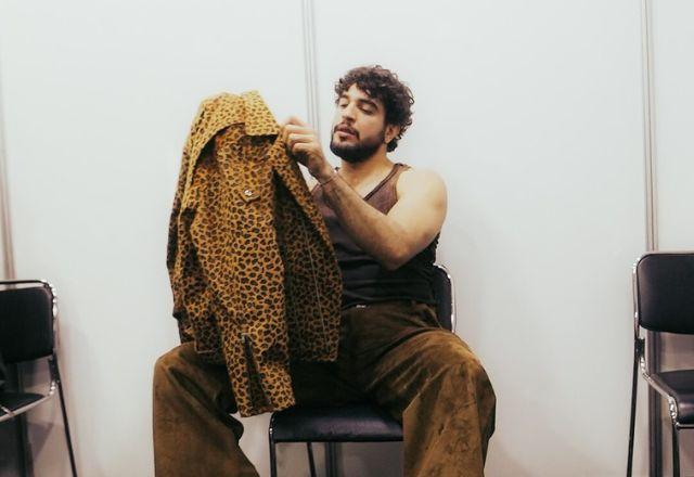 Nattan causa polêmica ao oferecer R$ 1 mil para fã beijar outra mulher em show