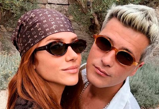 Bruno Gagliasso e Giovanna Ewbank posam juntos para foto.