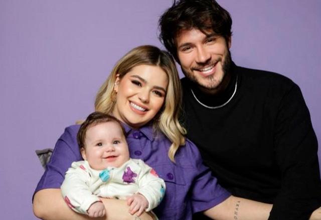 Viih Tube, Eliezer e a filha Lua posam juntos para foto.