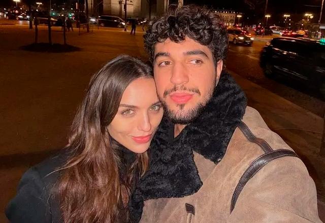Rafa Kalimann e Nattanzinho posam juntos para foto.
