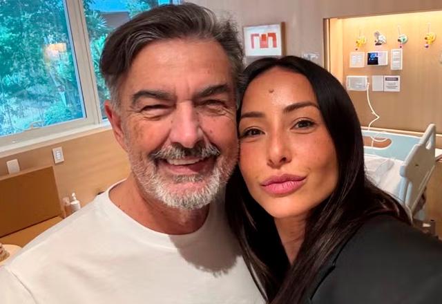 Omar Rahal e Sabrina Sato posam juntos para foto.