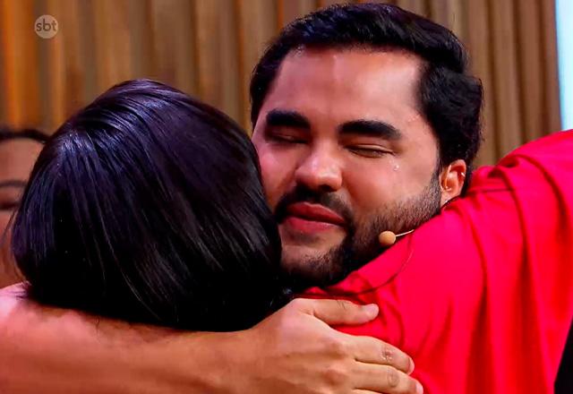 Lucas Guedez chorando e abraçando Isaballe Nogueira.