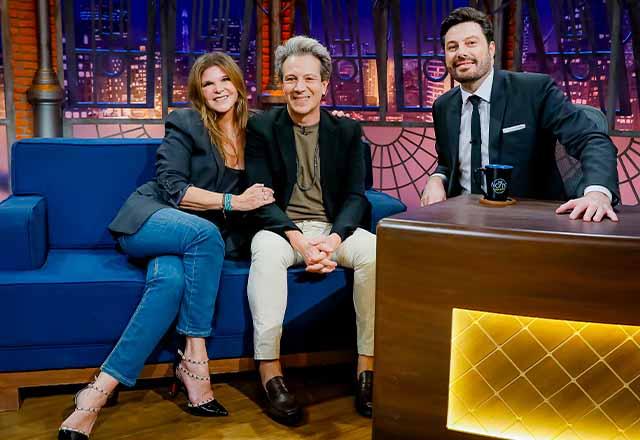Danilo Gentili posa ao lado de Cristiana Oliveira e Eduardo Martini no placo do The Noite