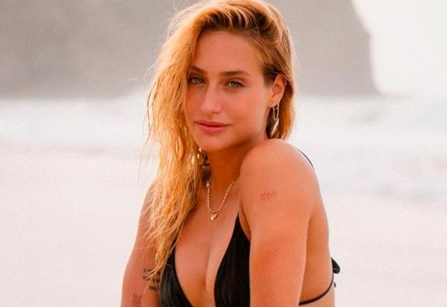 Bruna Griphao posa para foto na praia.
