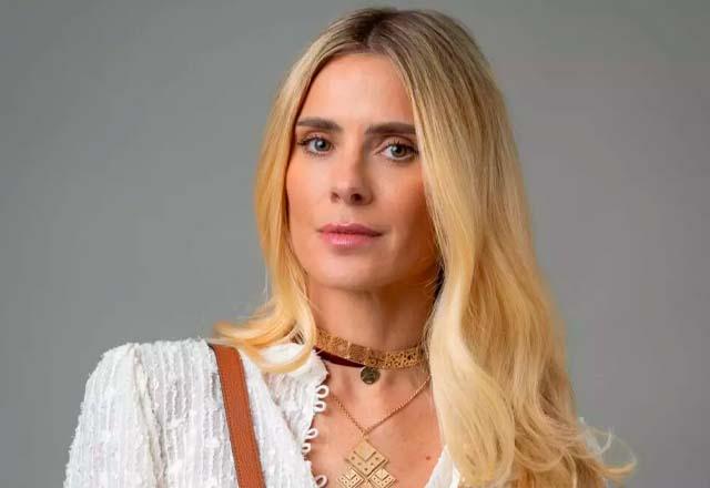 Carolina Dieckmmann posa para foto.