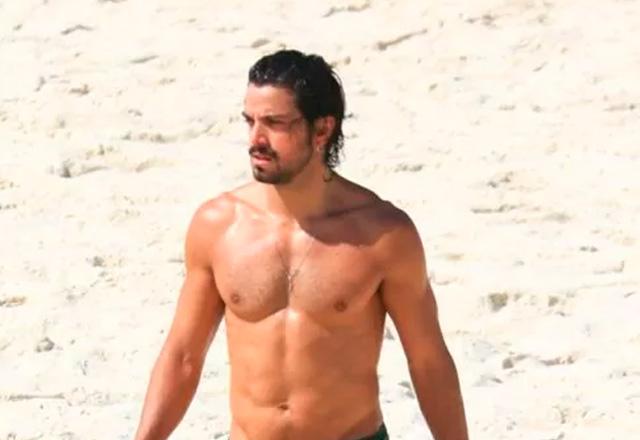 Rodrigo Simas na praia do Rio de Janeiro.