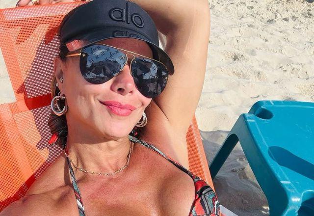 Viviane Araújo fala para a câmera.