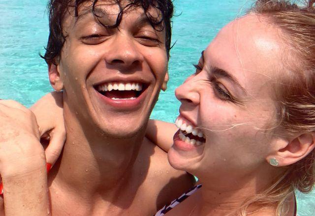 Júlio Cocielo e Tata Estaniecki posam para foto na piscina.