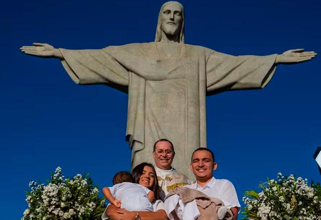 Ary Marielle e João Gomes posam para foto com os filhos.