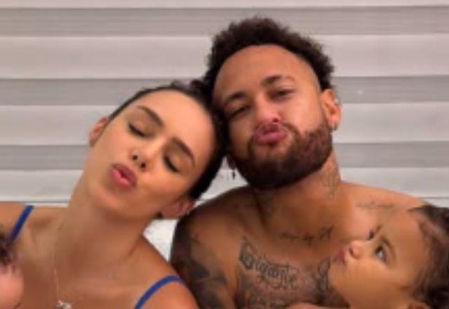 Neyar Jr aparece na banheira com as filhas