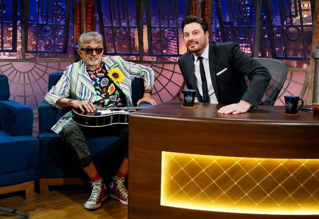 Danilo Gentili posa ao lado de Falcão no palco do The Noite