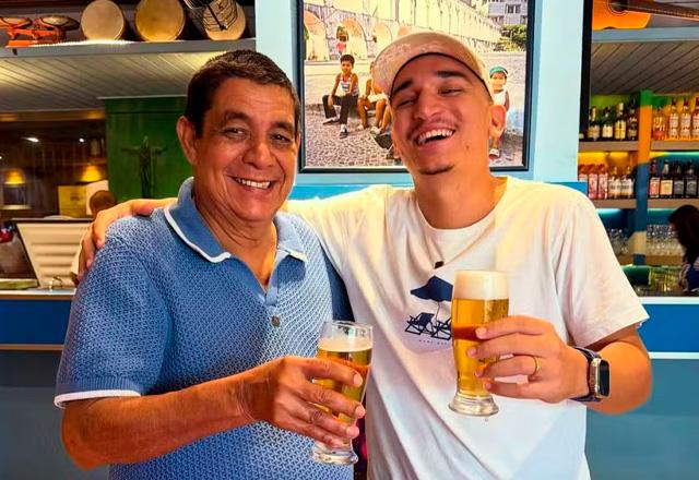 Zeca Pagodinho e João Gomes posam juntos para foto.