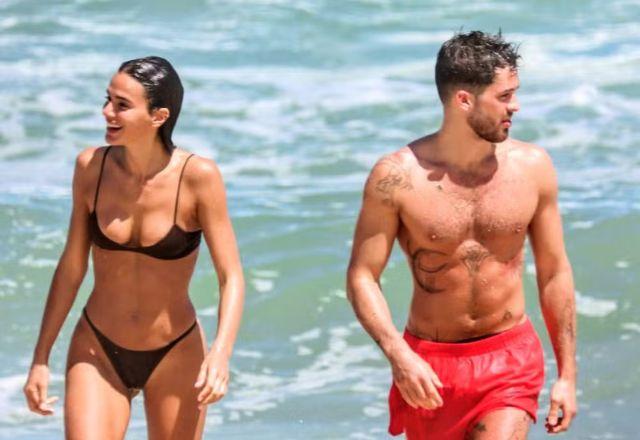 Bruna Marquezine e João Guilherme são vistos juntos em dia de praia no Rio