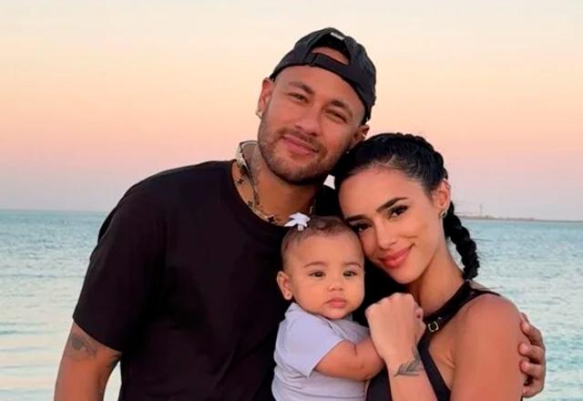 Neymar e Bruna Biancardi posam juntos para foto.