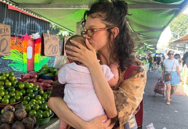 Manu Gavassi posa para foto com a filha no colo.
