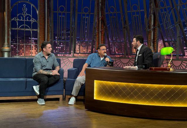 Danilo Gentili posa ao lado de Rodrigo Capella e Ratinho no palco do The Noite