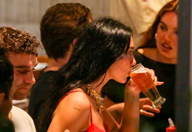 Dua Lipa posa para foto.