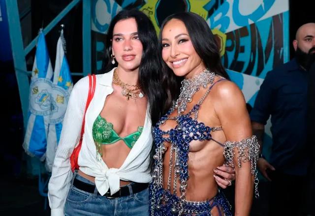 Dua Lipa e Sabrina Sato posam juntas para foto.