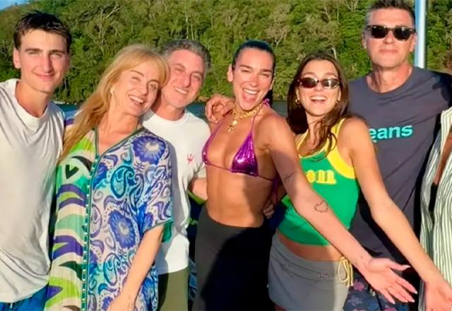 Angelica, Luciano Huck e Dua Lipa posam para foto.