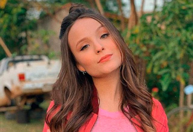Larissa Manoela posa para foto.