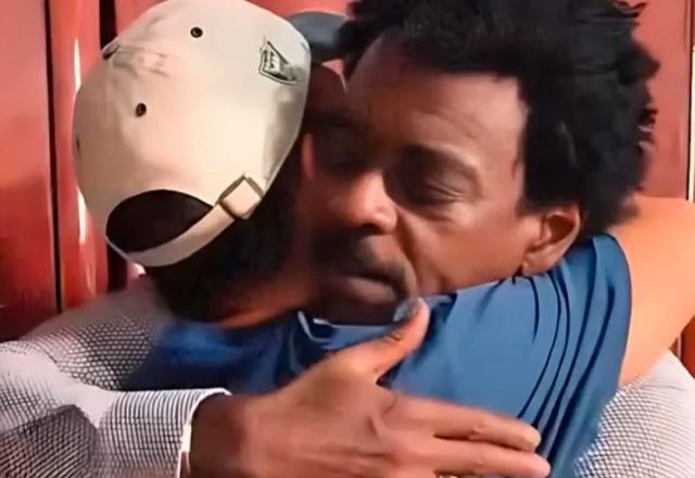 João Gomes e Seu Jorge se abraçando.