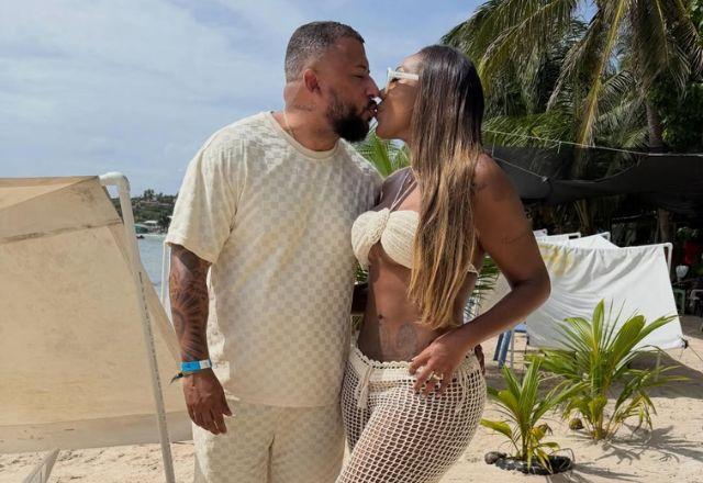 Silvana Oliveira e Renato Araújo tiram foto juntos se beijando.