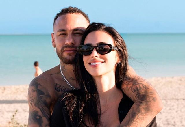 Neymar e Bruna Biancardi posam juntos para foto.