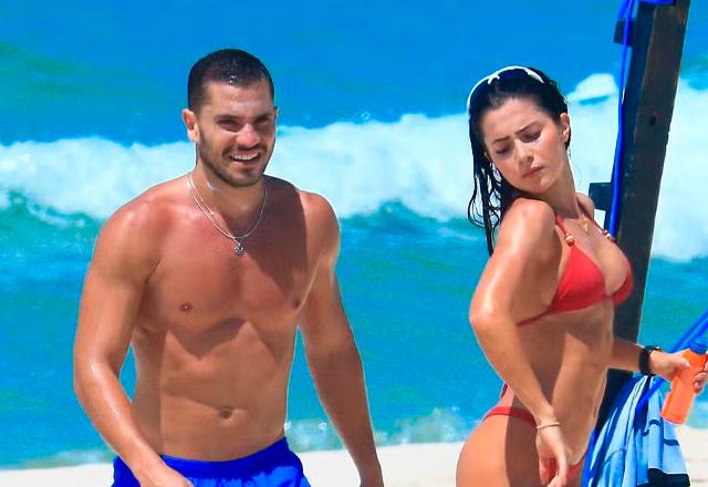 Jade Picon e André Lamoglia juntos na praia.