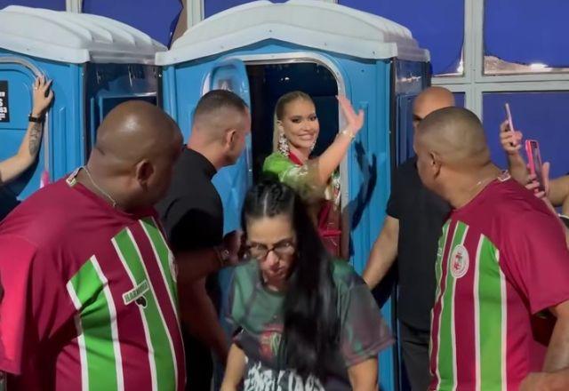 Virginia Fonseca é cercada por multidão ao tentar usar banheiro químico após ensaio da Grande Rio