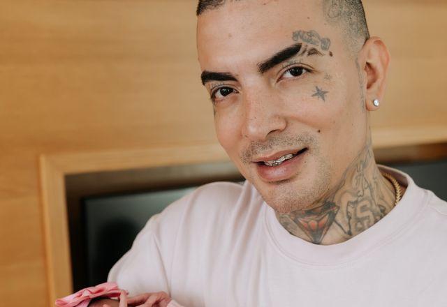 MC Guimê com a filha, Yarin, no colo