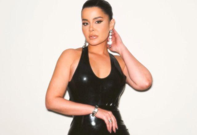 Maraisa posa para foto com vestido preto.