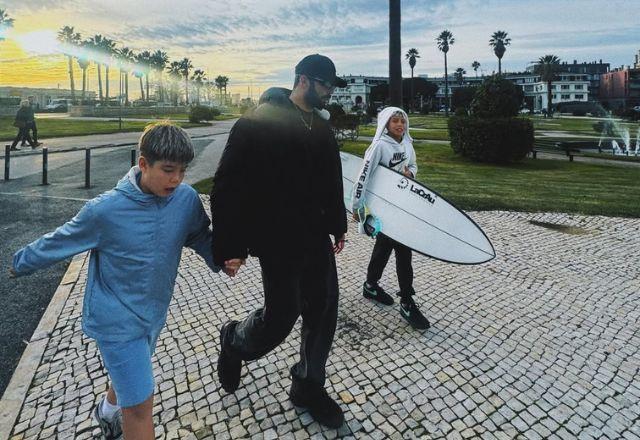 Pedro Scooby com filhos na praia.