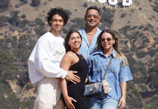 Carla Perez e Xanddy posam com os filhos no letreiro de Hollywood.