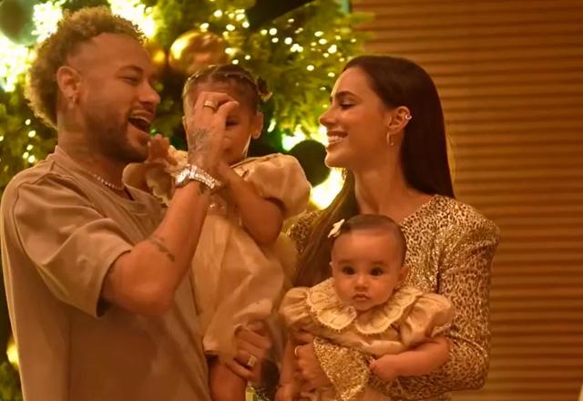 Bruna Biancardi, Neymar e as filhas posam juntas para foto.