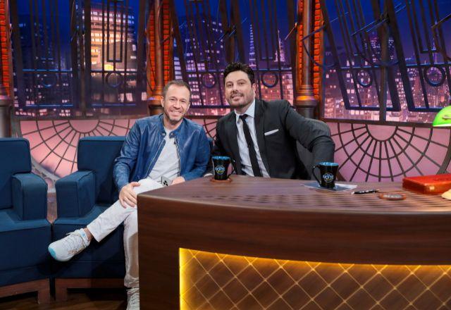 Danilo Gentili posa ao lado de Tiago Leifert no placo do The Noite