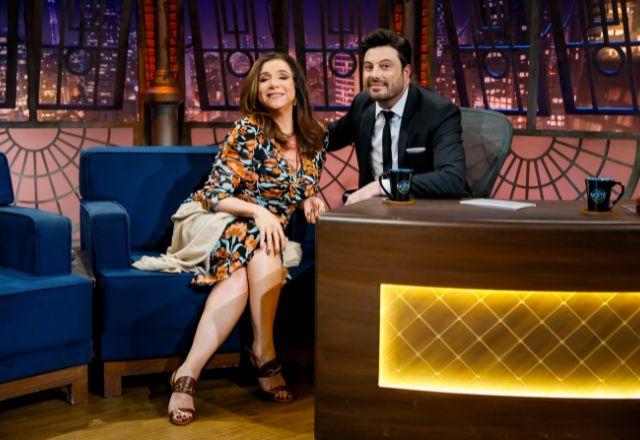 Danilo Gentili posa ao lado de Marisa Orth no palco do The Noite