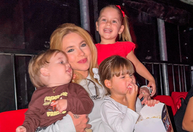 Virginia ao lado dos filhos